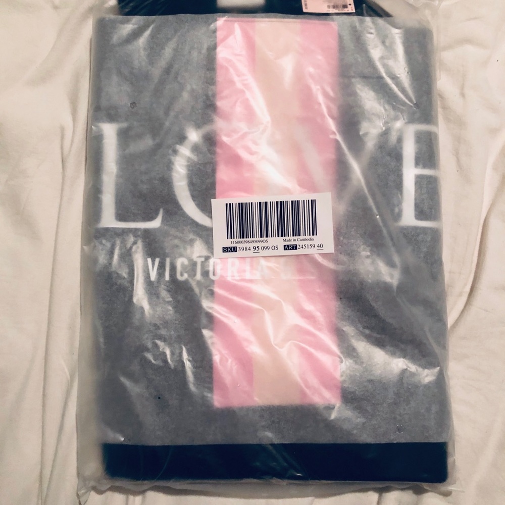 NWT Victoria’s Secret “Love” Bag - Picture 2 of 3